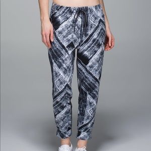 Lululemon Jet Crop 7/8 Luon Heat Wave White Black